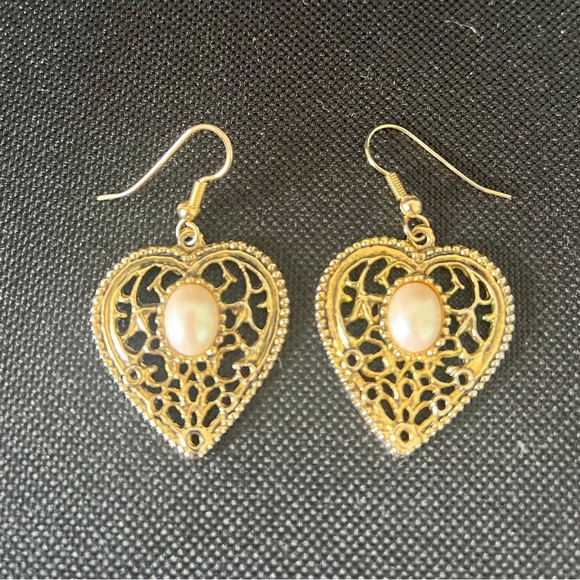 Elegant Gold Heart  Earrings with Pearl like Accent - Picture 1 of 3